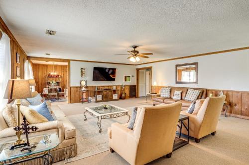 Hollywood Apartment | 6 Mi to Scottsboro Pet-Friendly Cabin Apt