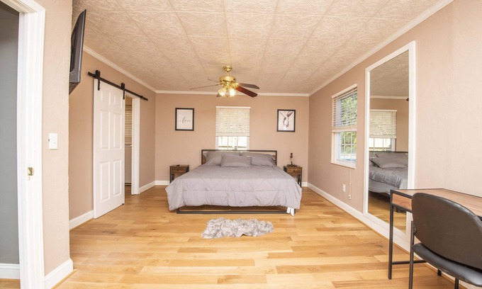 Kodak House | 6 Min Off exit 407 Hot Tub Firepit Spacious Game Room Fenced Large Yard