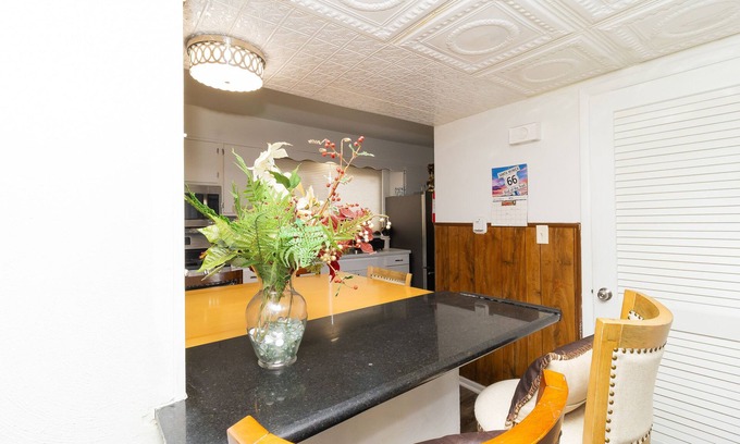 North Chicago House | 6 Min to Naval Station Great Lakes,Six Flags, RFU Medical Center,FHCC,Commissary