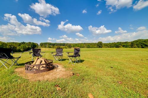 Hardin County House | 60-Acre Retreat 5 Mins to Garden of the Gods