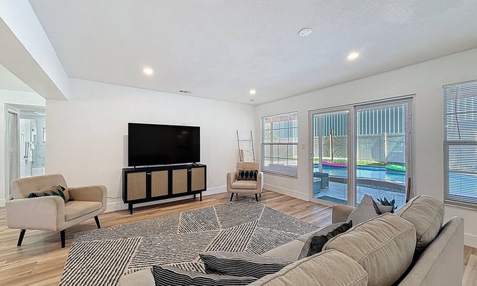 Orient Park House | 6616 Travis Blvd Summ