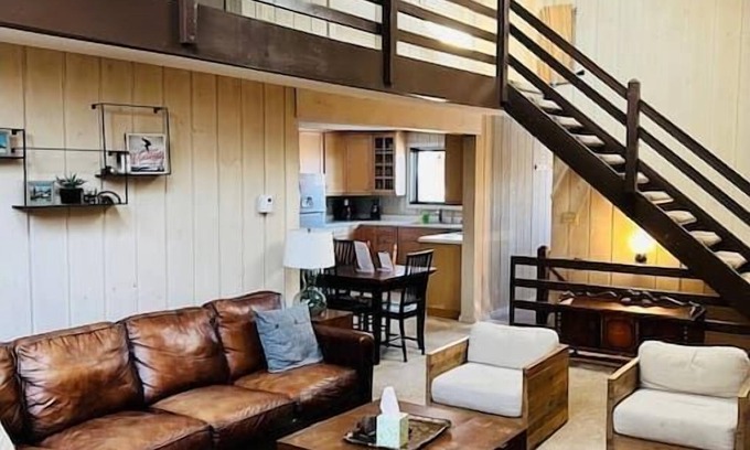 West Dover Apartment | 6BR 3BA - MT SNOW, SKIBACK TRAIL, FREE SHUTTLE, POOL, BBQ - Green Mountain House