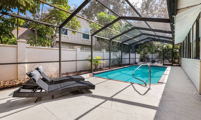 West Bradenton House | 6BR gem! Sleeps 15+ Heated Pool, putting green, Theater Room, Close to AMI