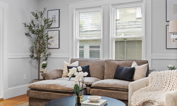 West Somerville Apartment | 6BR3BATH 16G + FREE 4 Parking + Outdoor Furniture