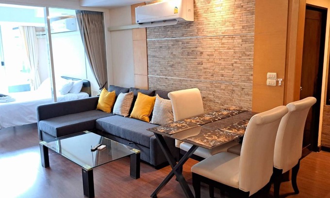 Khlong Toei Nuea Apartment | 6D - 3 Bedroom Downtown Apartment with shared Pool