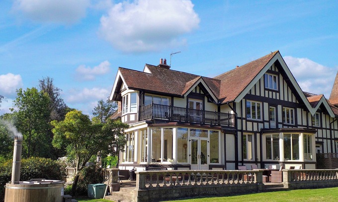 Ryde Cottage | 7 bedroom accommodation in Wootton Bridge, near Ryde