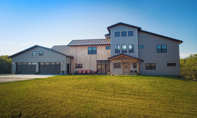 Weston House | 7-Bedroom: Hoops, Pickleball, Movies, Books & Games!