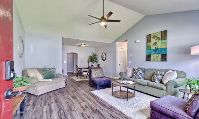 Huntcliff House | 7 beds~10 mins to Ft Jackson!