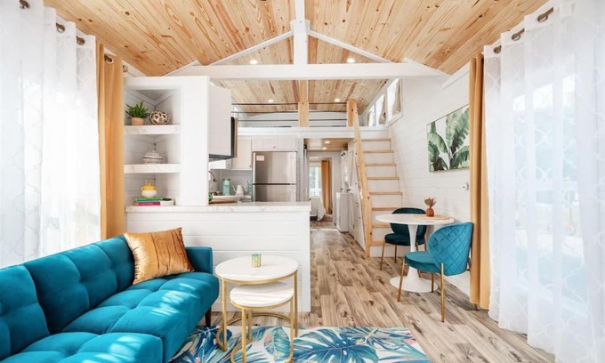 Guntersville Apartment | 7 Le Soleil Retro Tiny House, Boat Parking, Mins to Lake Guntersville, City Harbor