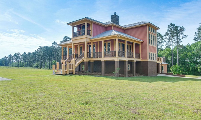 Irwinville House | 7 Mi to Downtown Fitzgerald: Spacious Home w/Deck