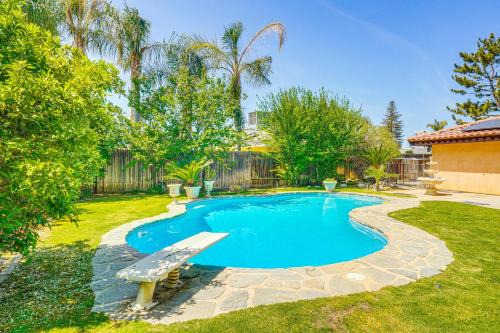 Greenacres House | 7 Mi to Dtwn Poolside Paradise in Bakersfield!