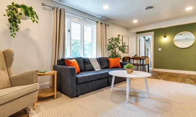 Maxwell House | 7 Mi to Mounds State Park: Indiana Home w/Porch!