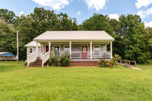 Oxford House | 7 Mi to Ole Miss Quiet Rural Retreat with Yard!