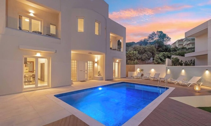 Petaloudes Villa | 7 min from Center | 6BR Villa | w/Airport Shuttle