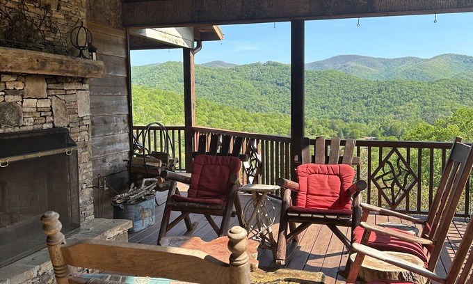 Hiawassee Ski Chalet | 7 Min To Lake! DON'T MISS THIS INCREDIBLE HOME THIS FALL!