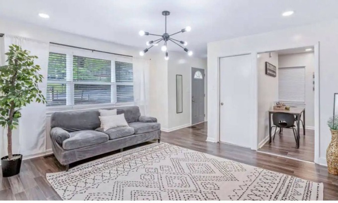 Forest Park House | 7 minutes to airport| Vibrant Modern Farmhouse| sleeps 5