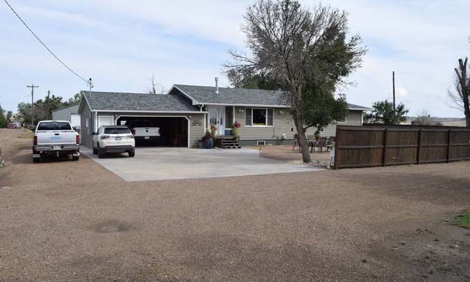 Nashua House | 7 minutes to dredge cuts. 15 minutes to fort peck marina. Hunters paradise.