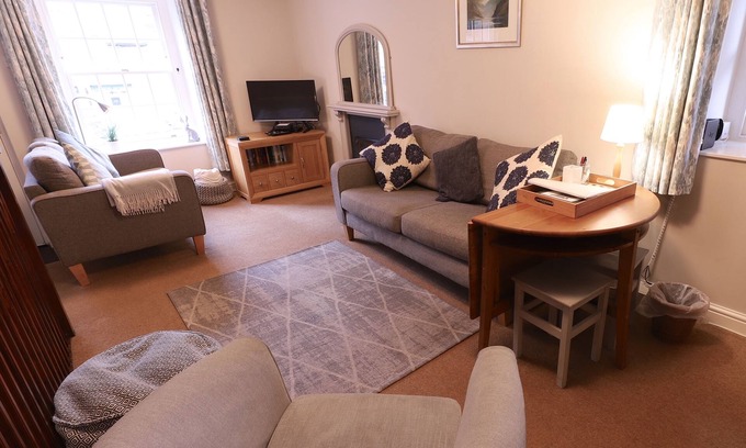 Kirkby Lonsdale House | 7 Queens Square. Superb cottage & location in Kirkby Lonsdale. Sleeps 1 to 6.