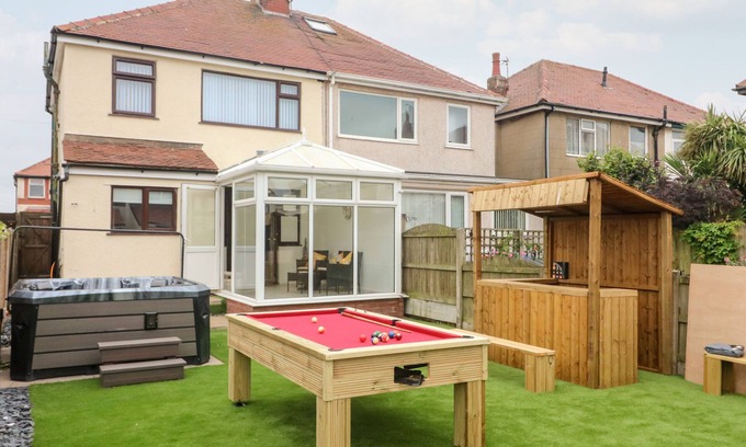 Thornton-Cleveleys House | 71 NUTTER ROAD, pet friendly, country holiday cottage in Cleveleys