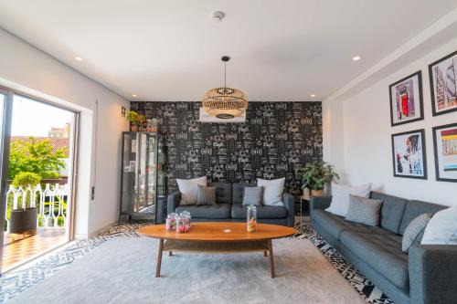 Santo Antonio dos Olivais House | 7Min From University and Sé Velha - AC - Work Desk - WiFi 300MBs -Suite 7 and 8