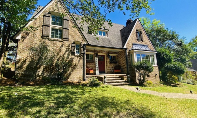 Laurel House | 7th Ave Manor, Remodeled 1930’s Manor just minutes from Historic Downtown Laurel