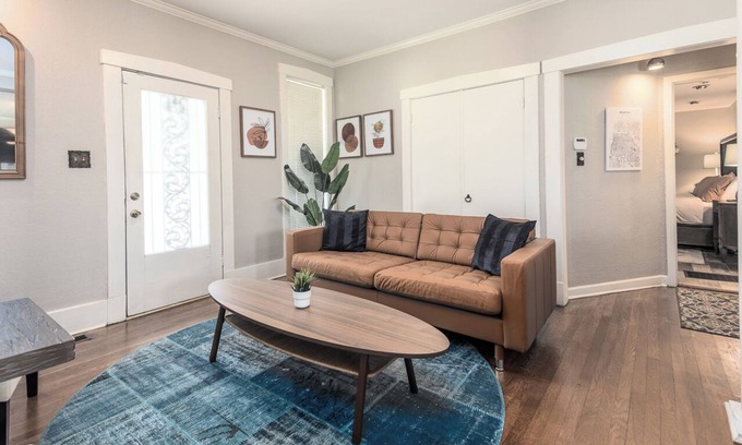 Cooper-Young Historic District House | 8 guests~Pool~Steam Room!~Great Midtown Memphis Location