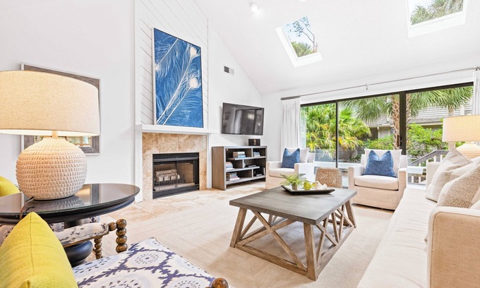 Oceanside House | 8 Laughing Gull: BESTNEST by Beverly Serral *3rd Row Ocean*