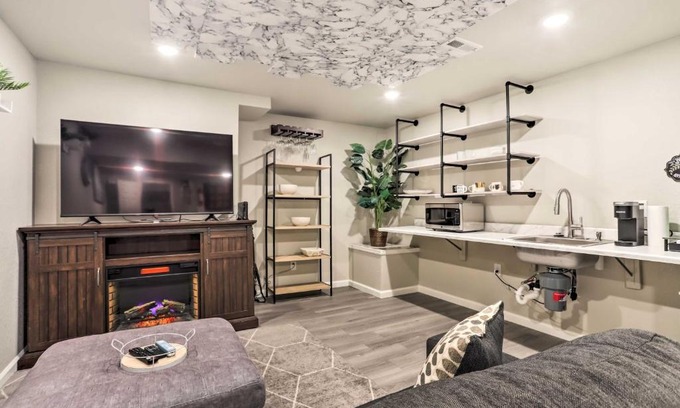 Commerce City House | 8 Mi to Barr Lake Cozy Commerce City Home!