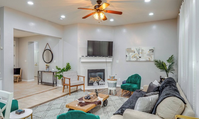 Greenacres House | 8 Mi to Beach Park: Bakersfield Gem w/Yard!