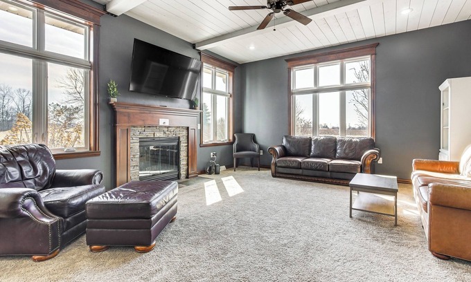 De Pere House | 8 Mi to Lambeau Field: Family Home in De Pere!