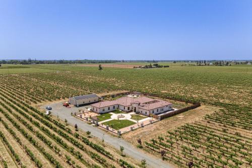 Acampo House | 8 Mi to Lodi Lake Luxe Home with On-Site Vineyard
