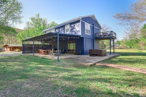 Boswell House | 8 Mi to Ozark Folk Center Home with Hot Tub and Deck