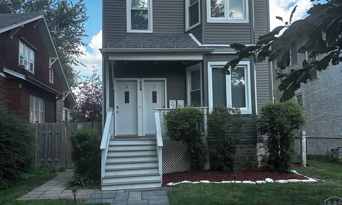 Oak Park Apartment | 8 MILES FROM DOWNTOWN CHICAGO!