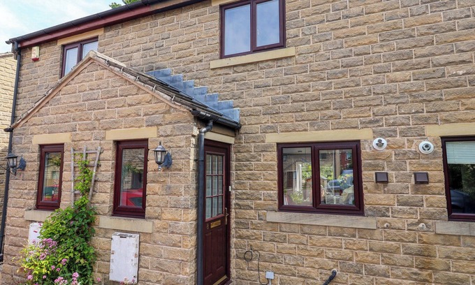 Otley Cottage | 8 WHARFEDALE MEWS, family friendly, with a garden in Otley