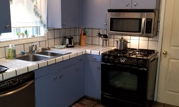 Klamath Falls House | 80+Day Stay⭐Smarthouse HDTV | 2 Kings + Queen |BBQ Firepit Patio Set | Keurig