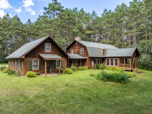 Mauston House | 8BR 5BA Huge Dog Friendly Log Cabin near Wisconsin Dells and Lake sleeps 25plus