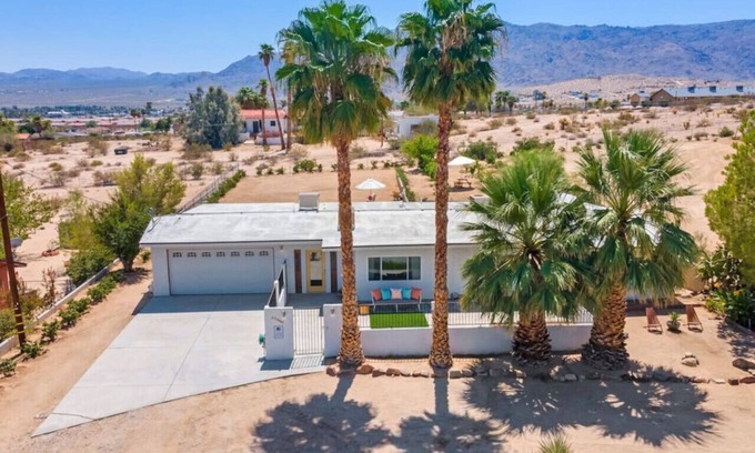 Twentynine Palms House | 8min To Joshua Tree NP | Spa | Firepit | Star Gaze