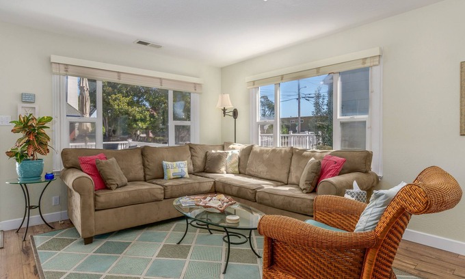 Eastside Santa Cruz House | 8th Avenue Beach Cottage