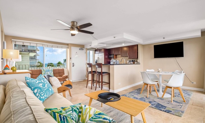 Diamond Head - Kapahulu - St. Louis Apartment | 8th Floor Gold Coast 1 Bedroom with Great Views, Kitchen & Den