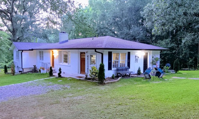 Dallas House | 9 mi to Acworth Beach- Cozy ranch. Grill, play, relax.