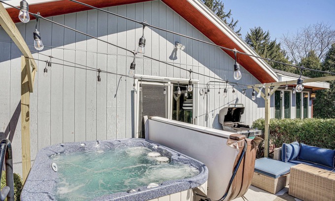 Howards Grove House | 9 Mi to Shore: Home w/Hot Tub in Howards Grove!