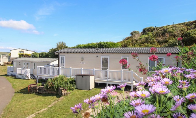 Swanage Cabin | 92 DAISY, with pool in Swanage