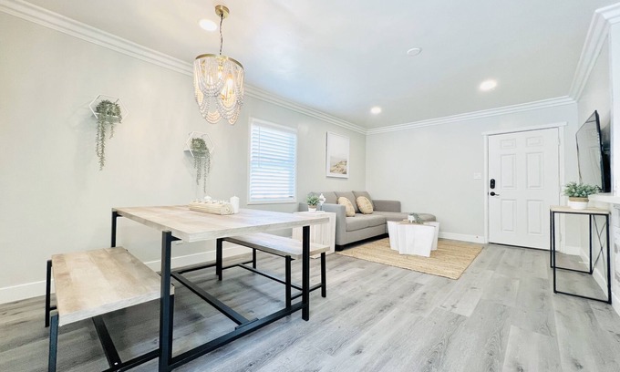 Pacific Beach Cottage | 923-Sandbox- Beach Cottage With Parking!