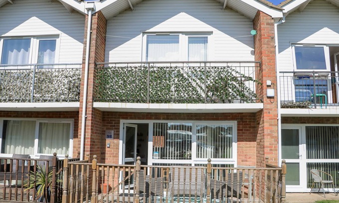 Corton Cottage | 98 WATERSIDE PARK, pet friendly, country holiday cottage in Corton