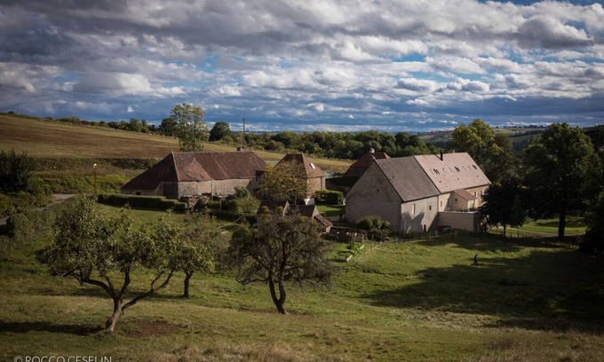 Saint-Sernin-du-Plain Cottage | A 17th century winemaker lodge in a peaceful valley, surrounded by vineyards.