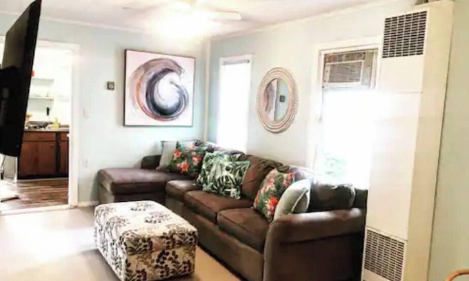 Geneva-on-the-Lake House | A 3 BDRM Bungalow In the Heart of the GOTL Strip