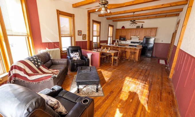 Oregon Apartment | A 3-bedroom 2nd floor atop local bar/restaurant.