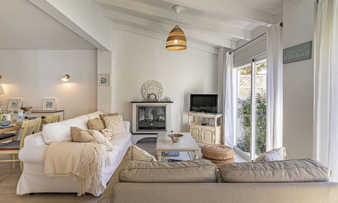 Urbanizacion Marbessa Villa | A 3 minute walk to the Beach in Marbesa