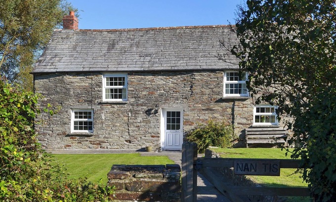 St Issey Cottage | A 400 year old cottage with original features.