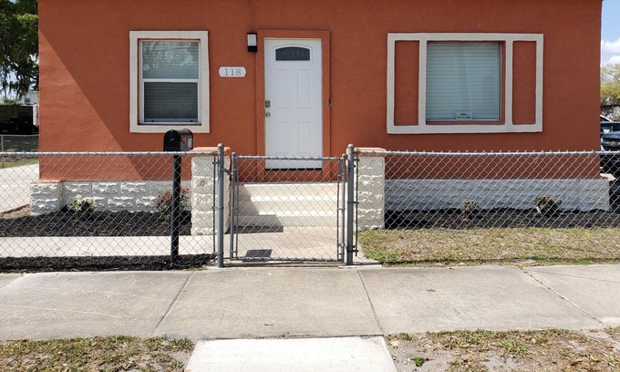 Palatka House | A 5BR/3Bath in Downtown Palatka. No Neighbors!